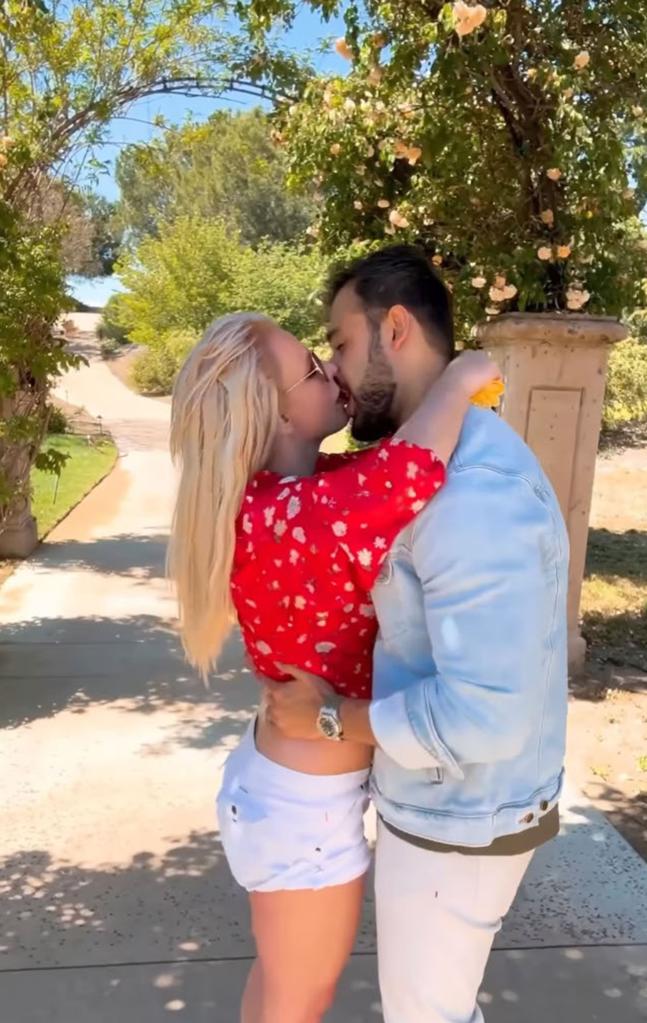 britney spears and sam asghari kissing