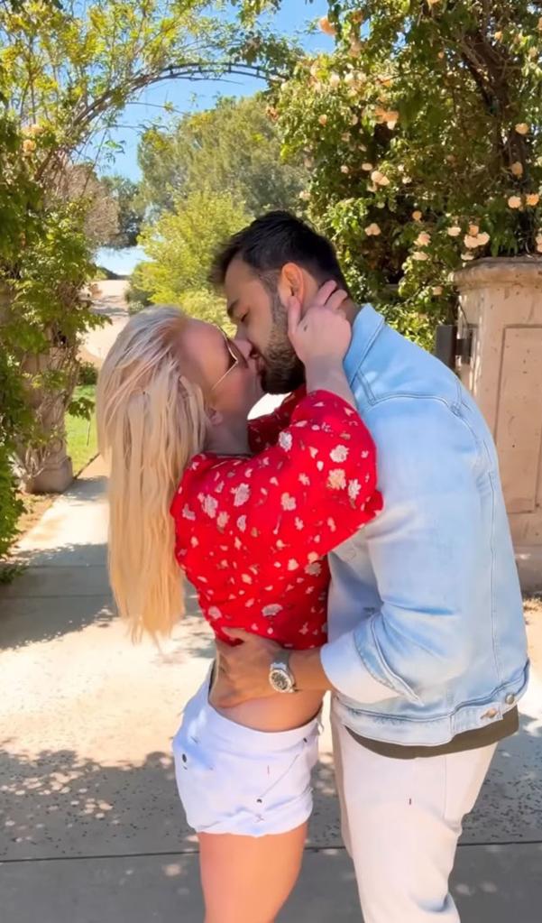 britney spears and sam asghari kissing