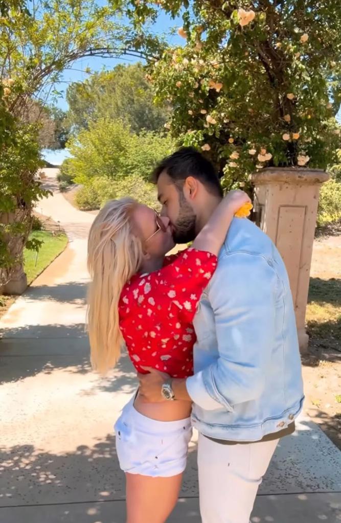 britney spears and sam asghari kissing