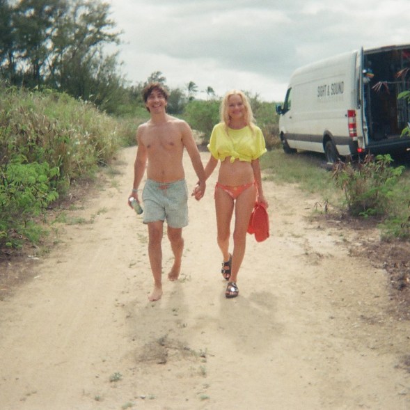 justin Long and Kate Bosworth holding hands in bathing suits