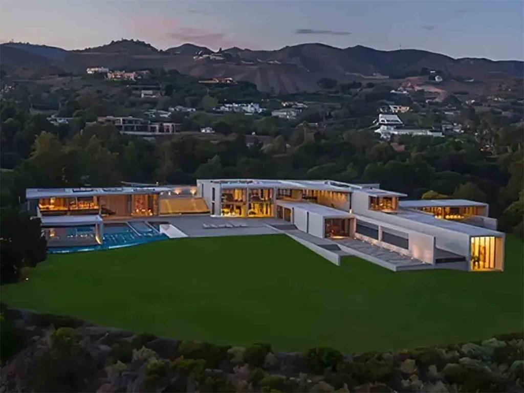 An exterior photo of Jay-Z and Beyoncé's new home.