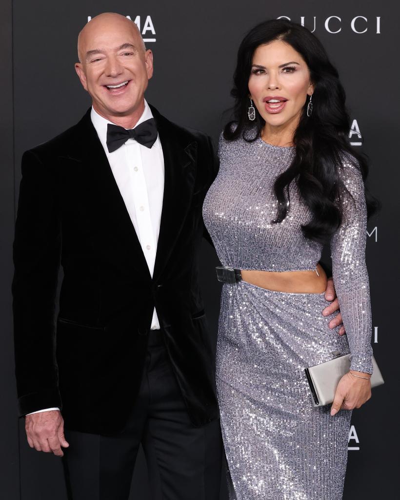 Jeff Bezos and Lauren Sánchez posing on a red carpet together.