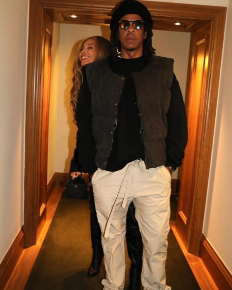 beyonce peeking out from behind jay-z