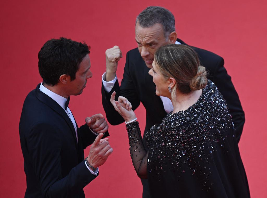 tom hanks and rita wilson talking to a man