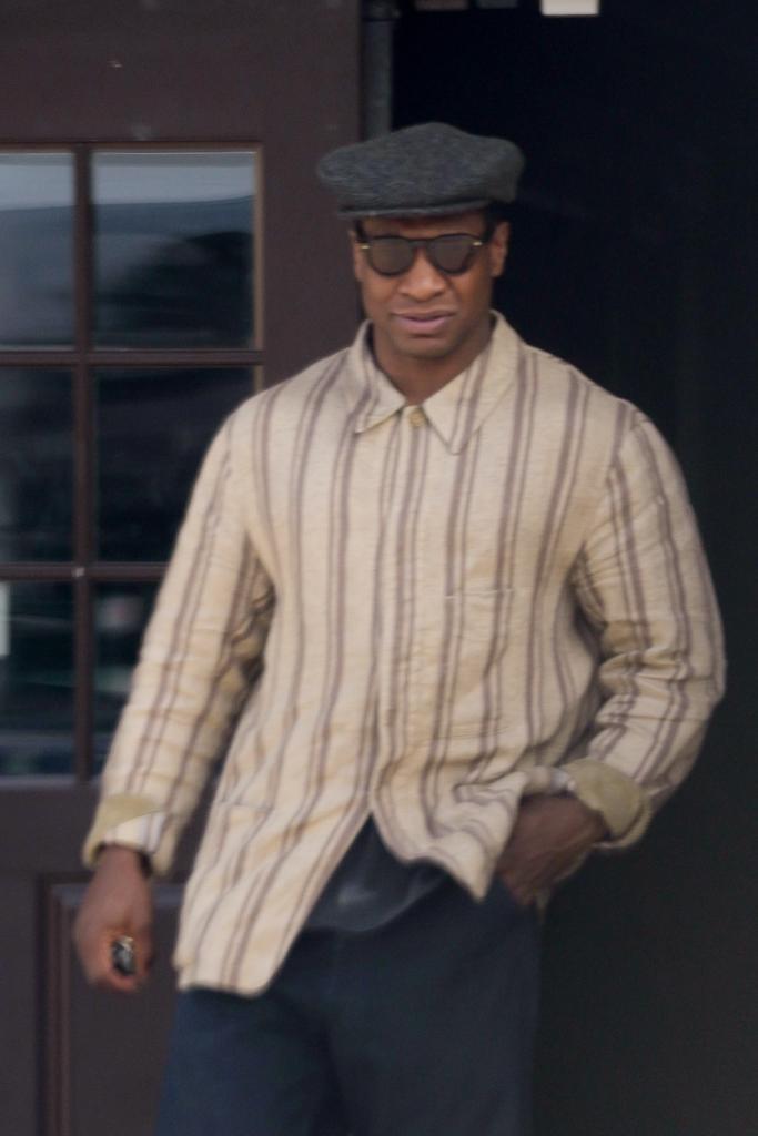 Jonathan Majors leaving Red Lobster.