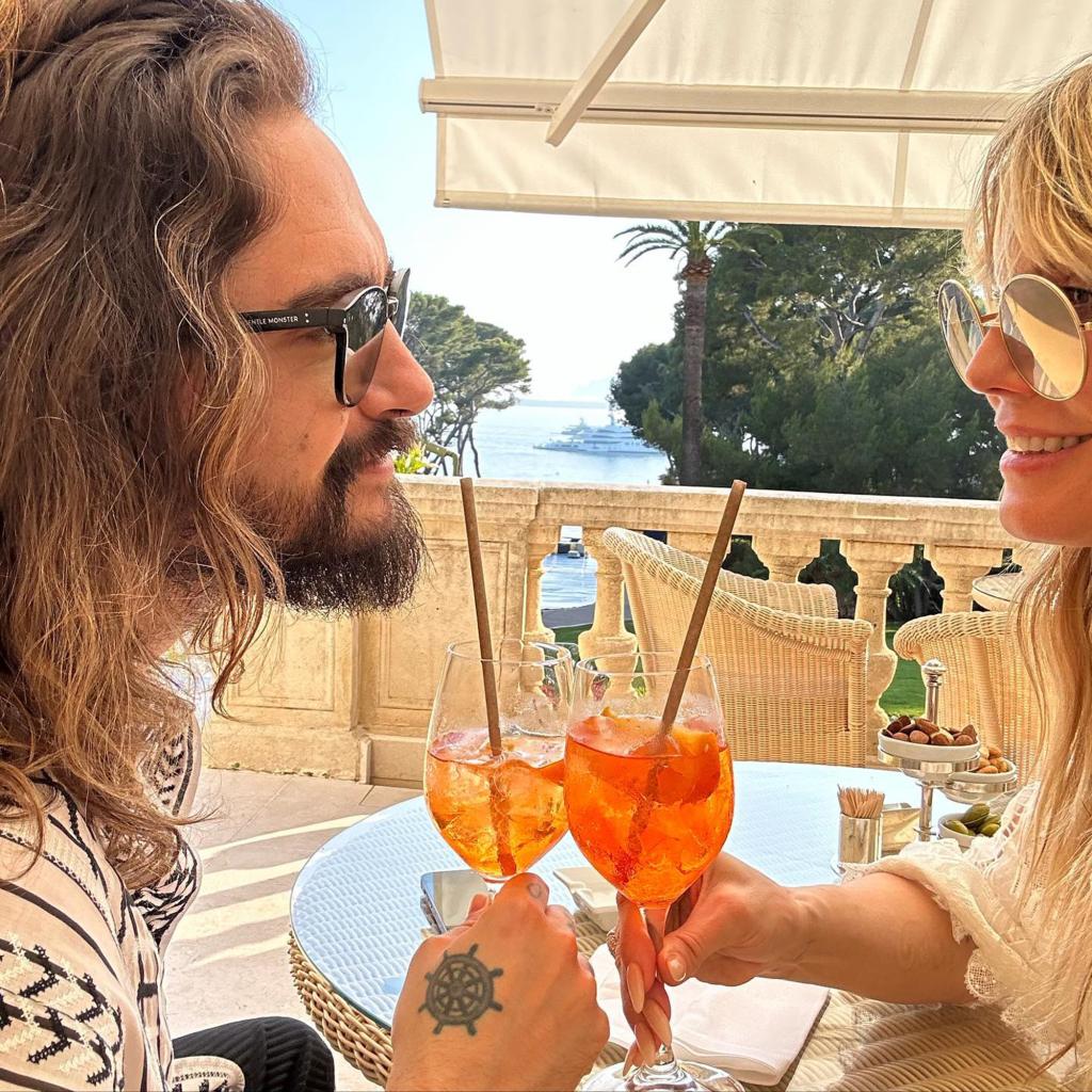 Heidi Klum and her husband, Tom Kaulitz, having a drink together.