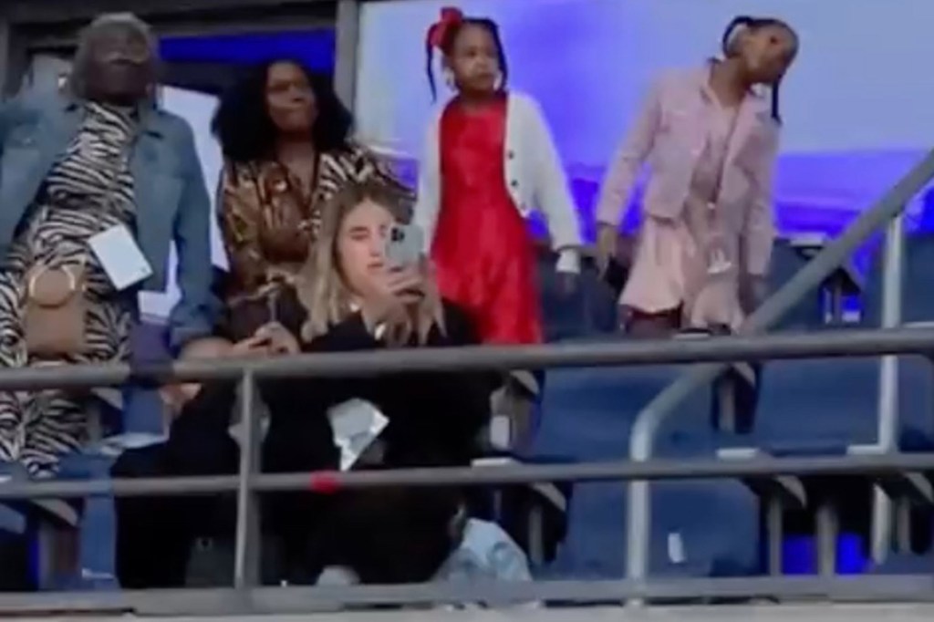 Rumi Carter dancing in the crowd at her mom's concert.