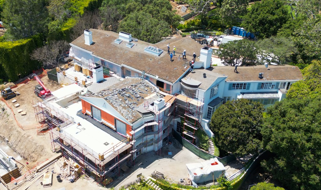 Men working on the roof of Jeff Bezos' Beverly Hills mansion.