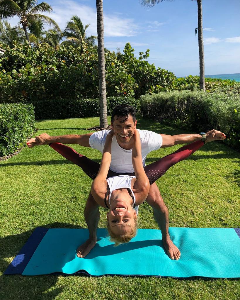 Kelly Ripa and Mark Consuelos do yoga