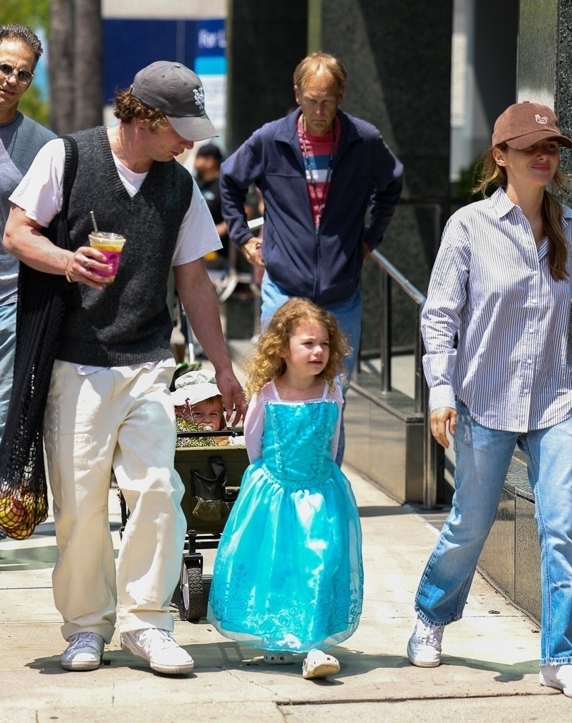 Jeremy Allen White, Addison Timlin, Ezer White.