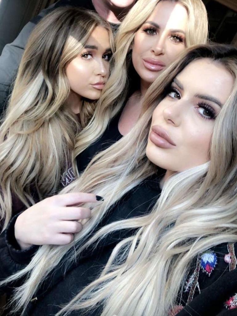 Kim Zolciak takes selfie with Brielle and Ariana