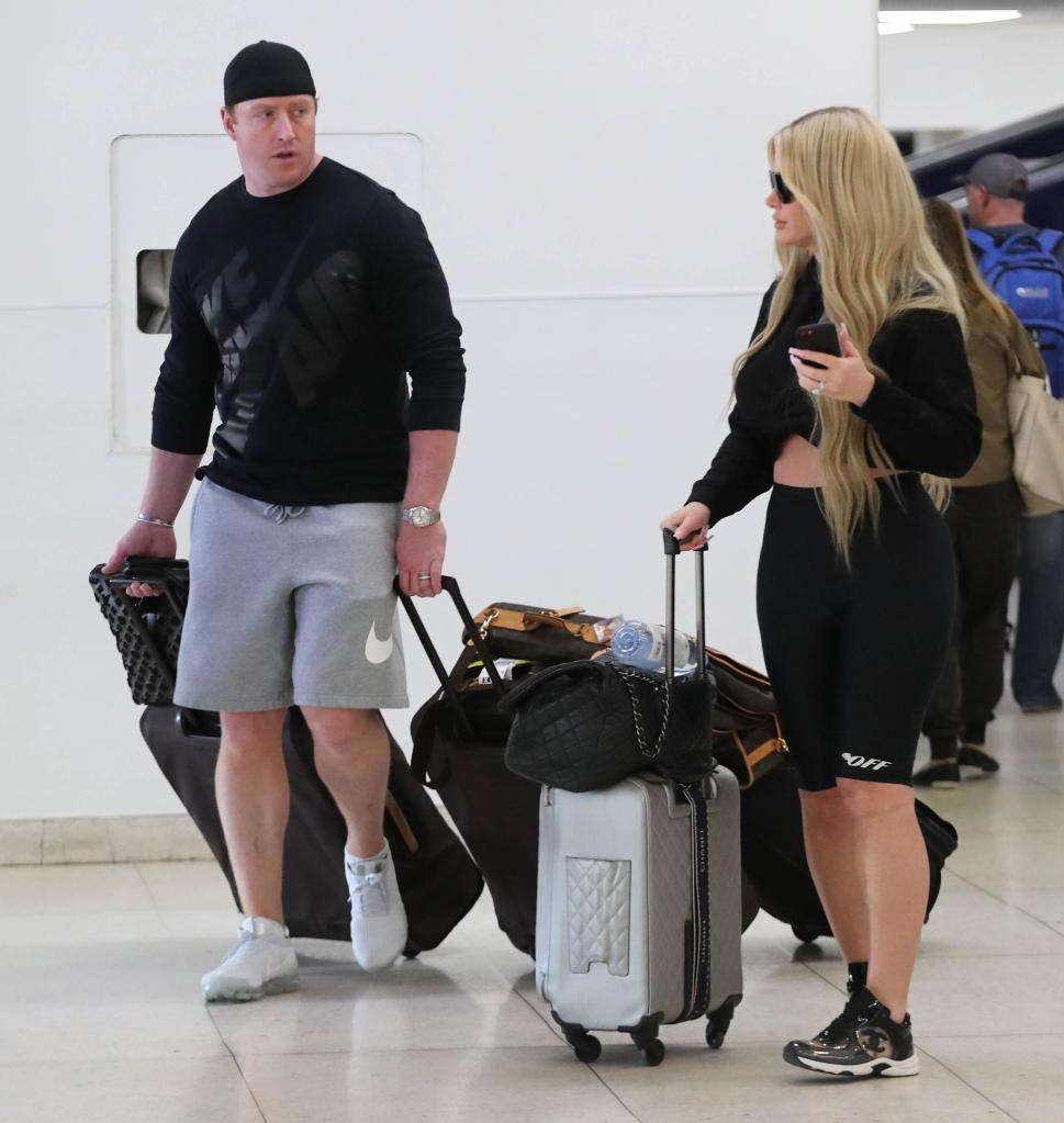 Kroy Biermann and Kim Zolciak walking together in an airport.