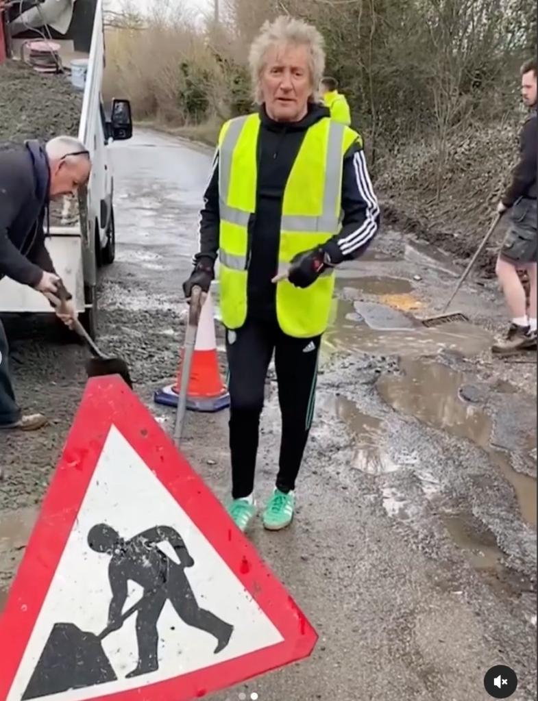 Rod Stewart fixes potholes