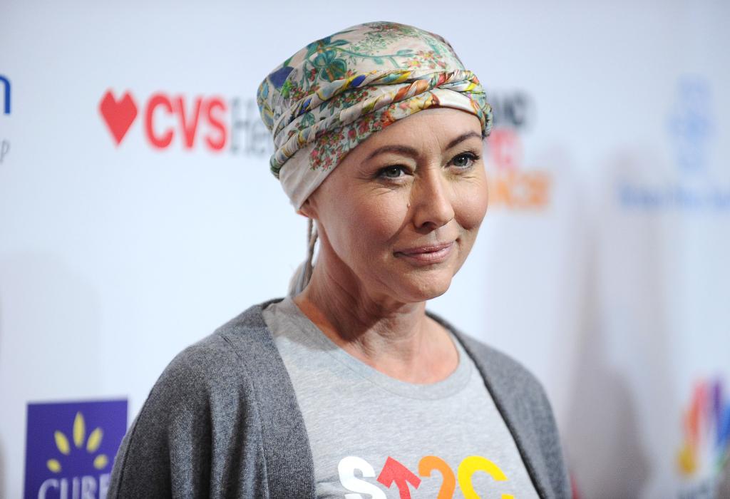 shannon doherty in a head scarf