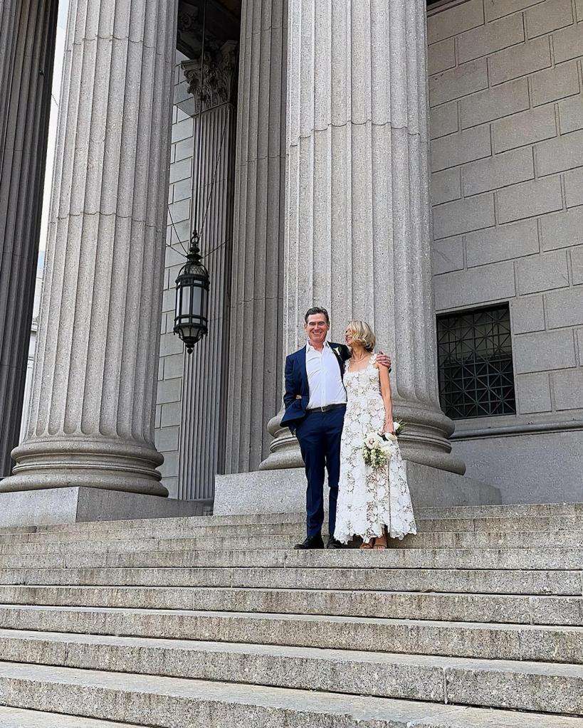 Naomi Watts and Billy Crudup at a courthouse.