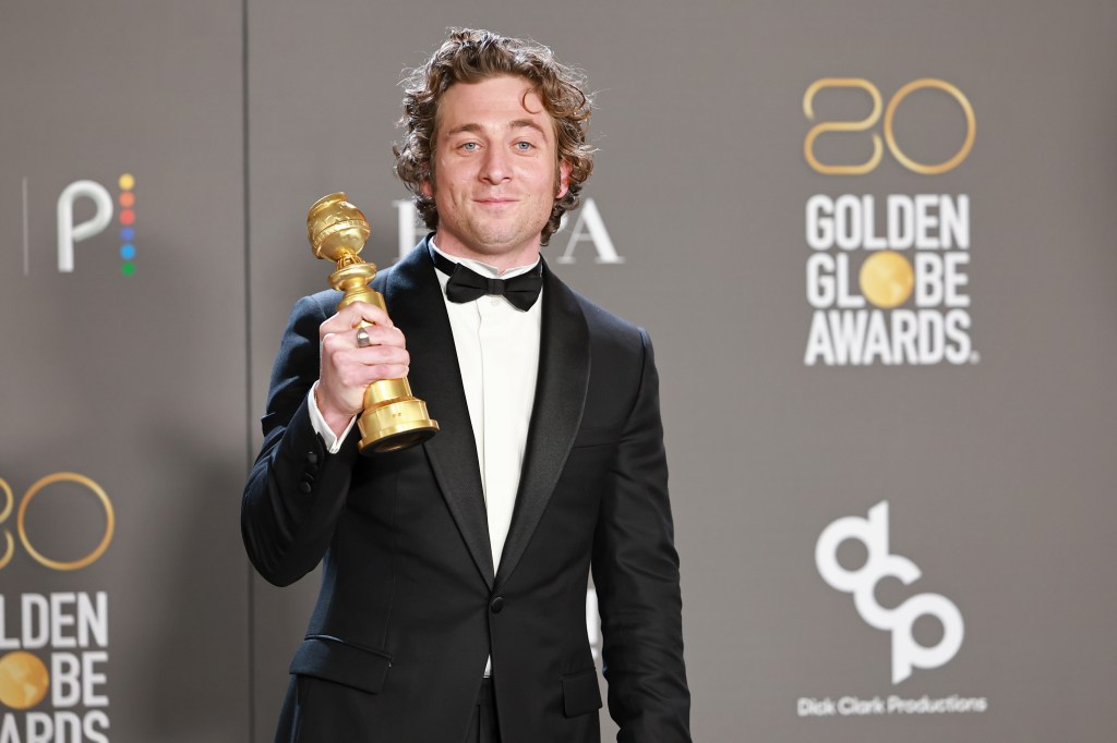 Jeremy Allen White with Golden Globe.