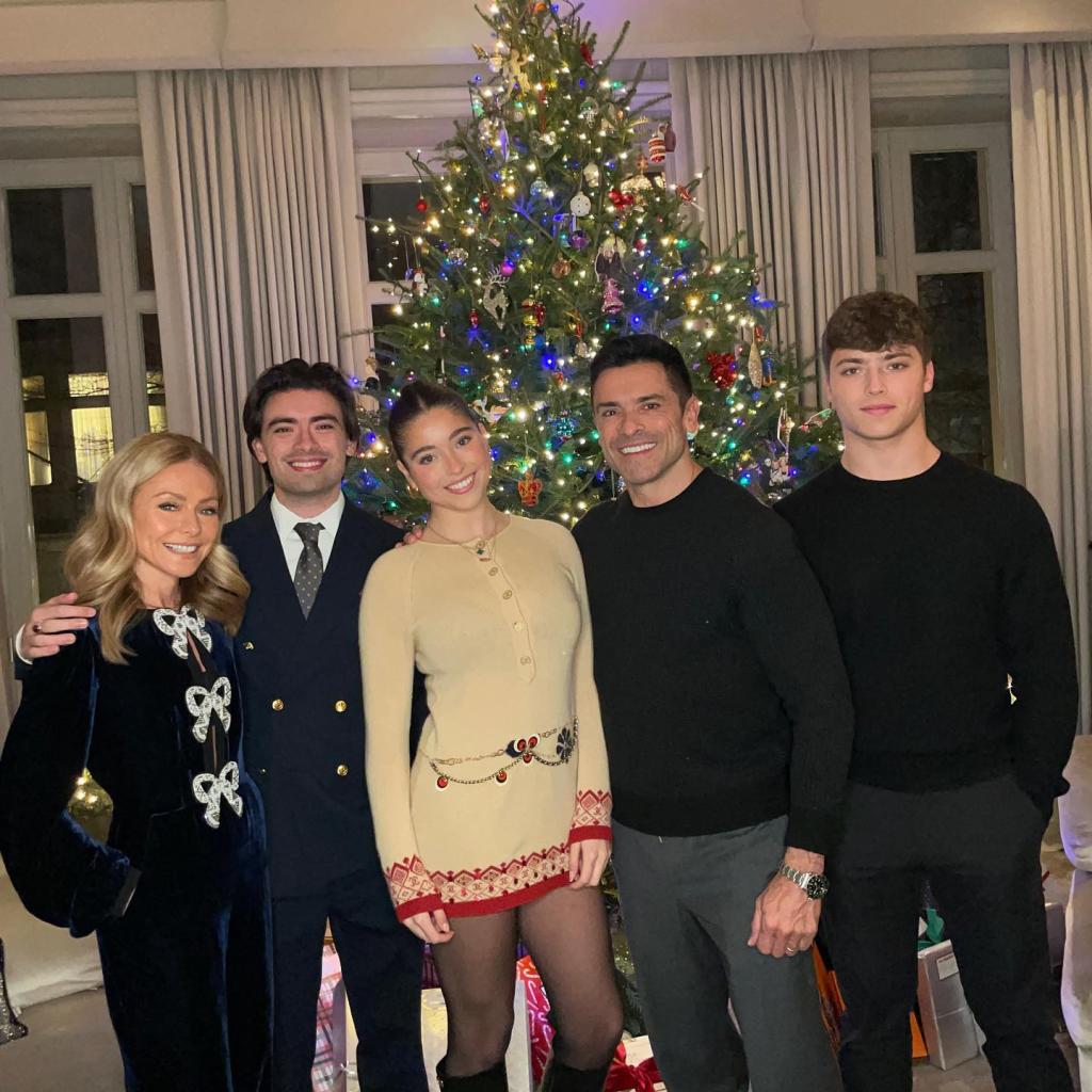 Family picture of Kelly Ripa and Mark Consuelos with kids