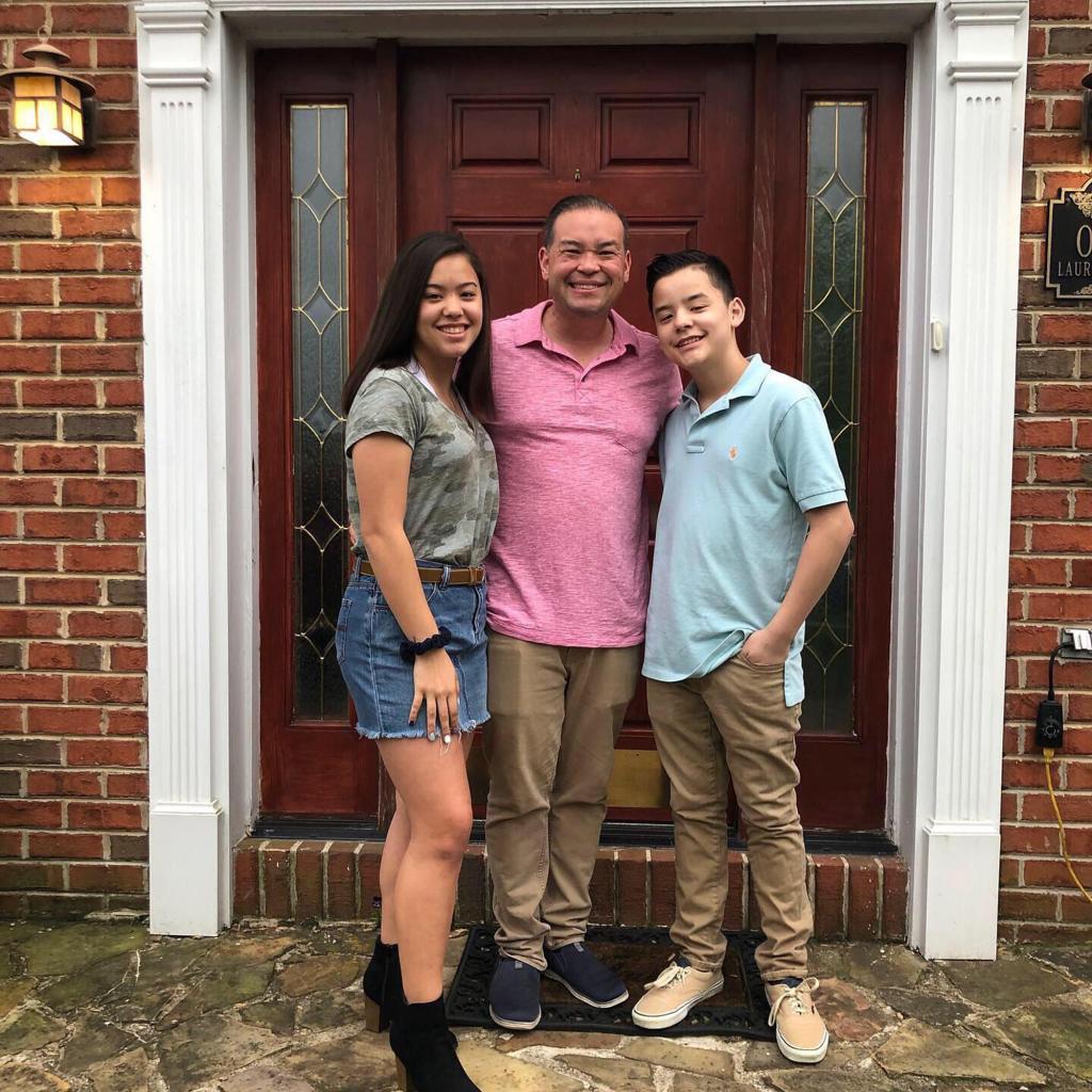 Jon Gosselin posing with Hannah Gosselin and Collin Gosselin.