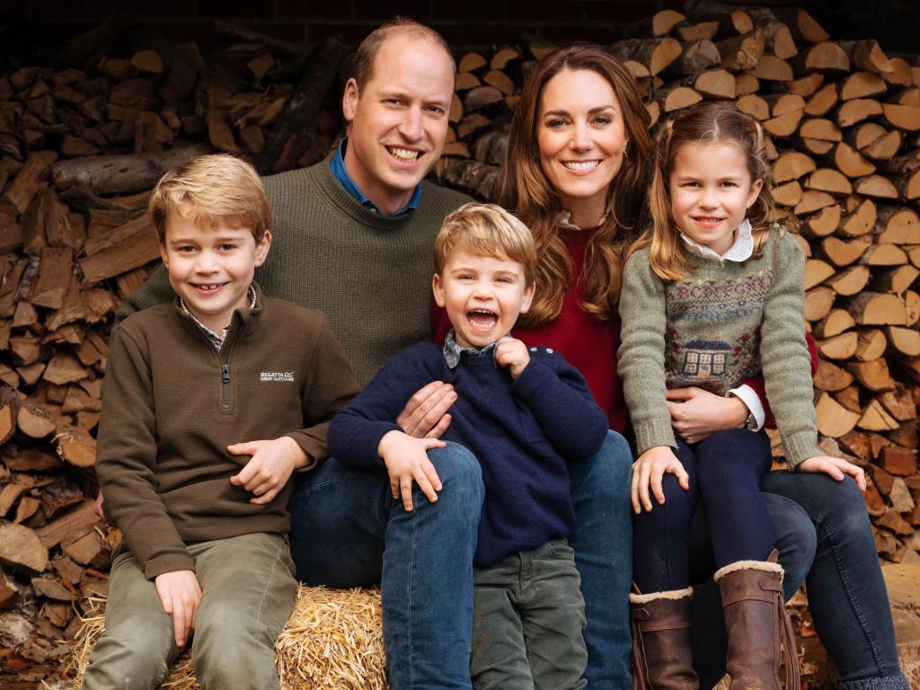 Kate Middleton, Prince William posing with their kids