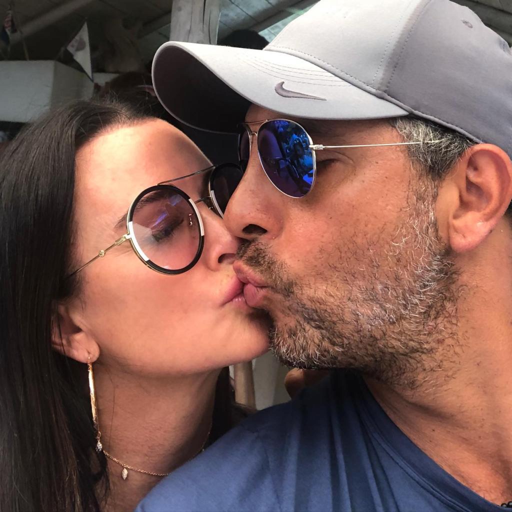 Kyle Richards, Mauricio Umansky kissing.