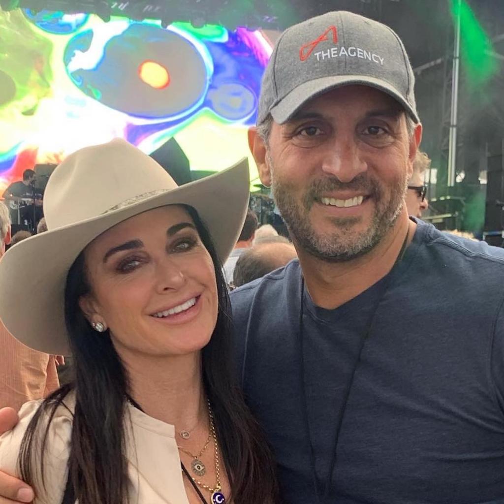 Kyle Richards and Mauricio Umanksy smiling.