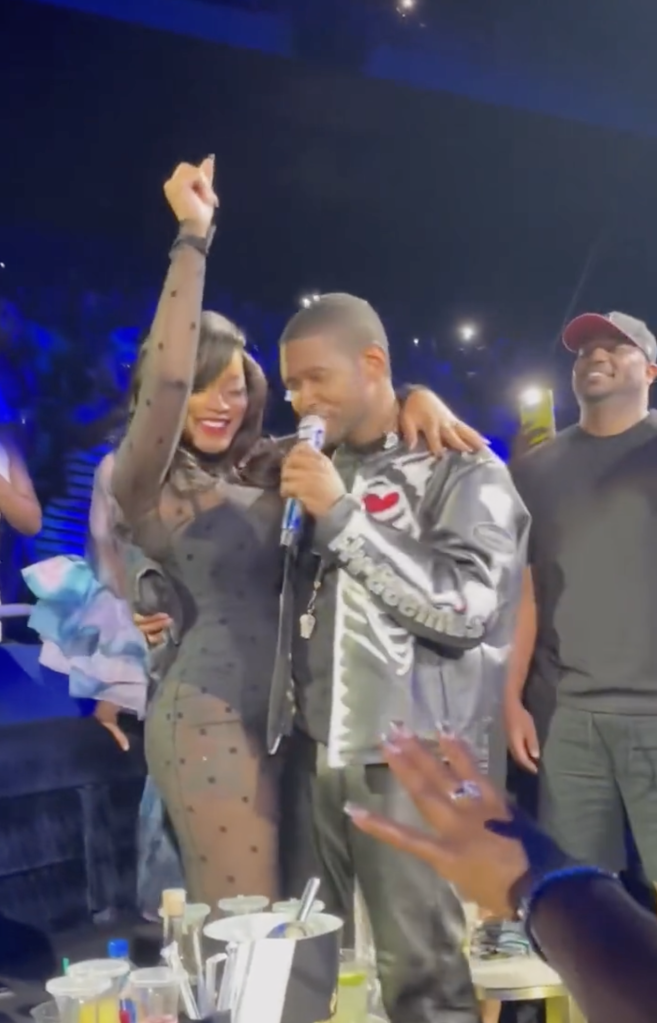 Keke Palmer being serenaded by Usher. 