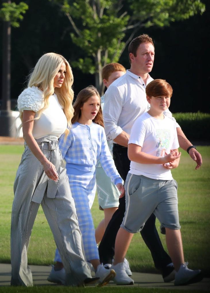 kim zolciak and kroy biermann walking with their kids