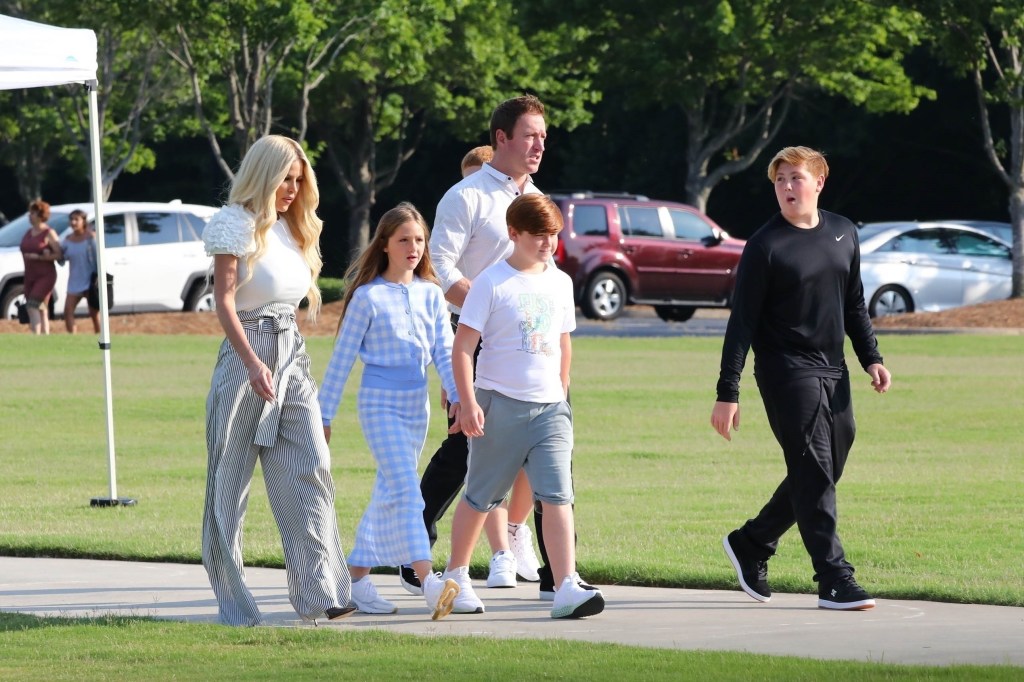 kim zolciak and kroy biermann walking with their kids