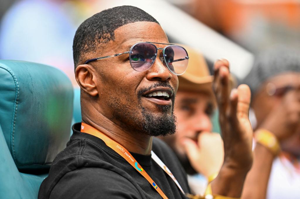 jamie foxx waving