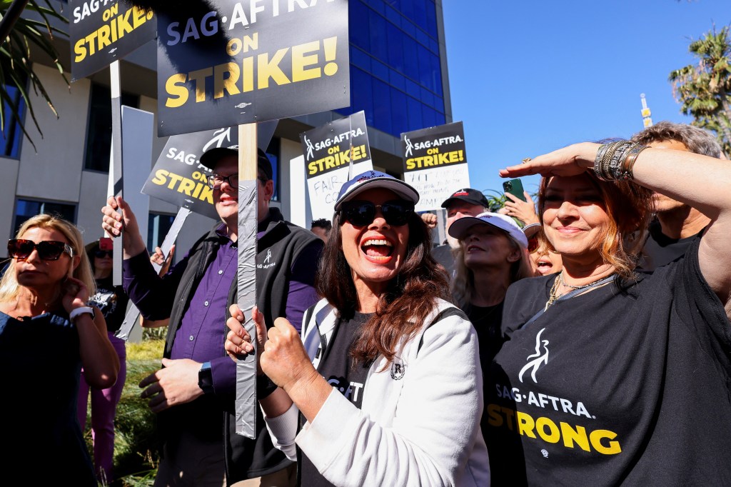 fran drescher and other people picketing in the SAG-AFTRA strike