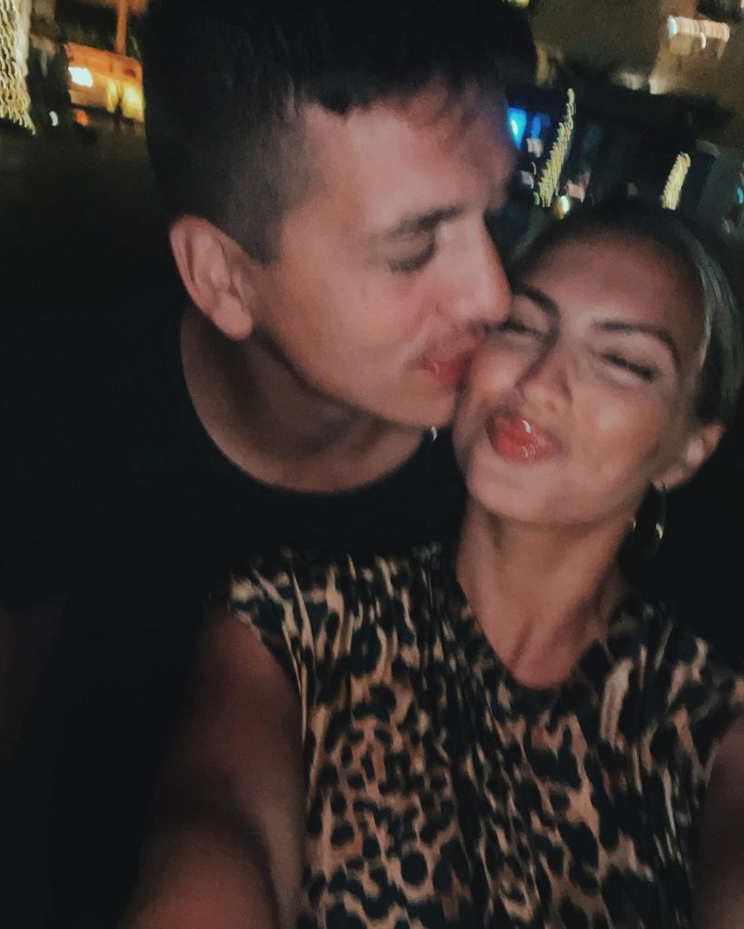 andré murillo kissing tori kelly on the cheek in a selfie