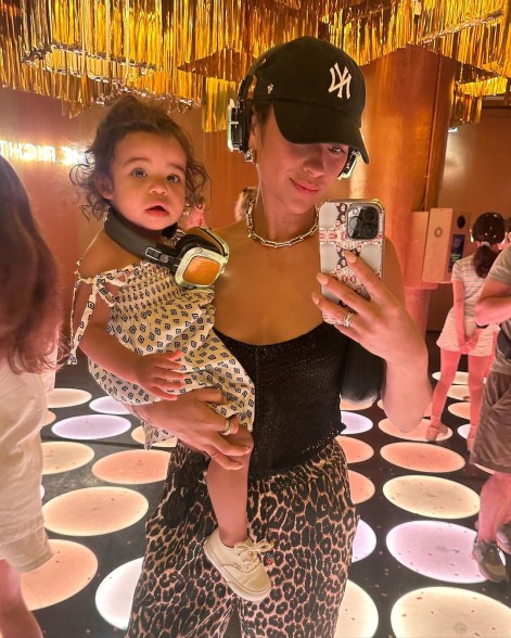 shay mitchell selfie with her daughter