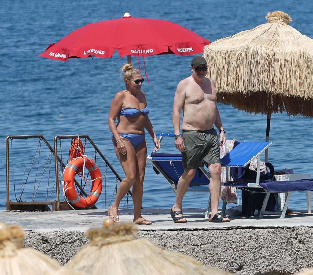 Brendan Fraser and Jeanne Moore at beach