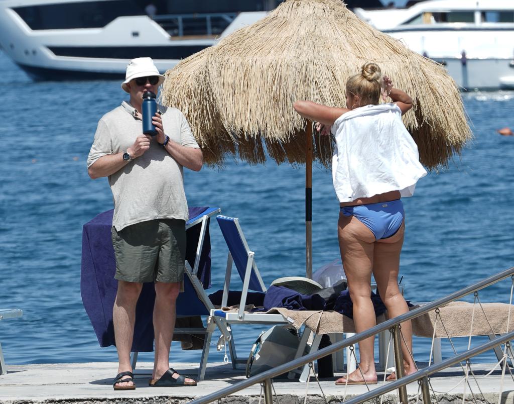 Brendan Fraser and Jeanne Moore at beach