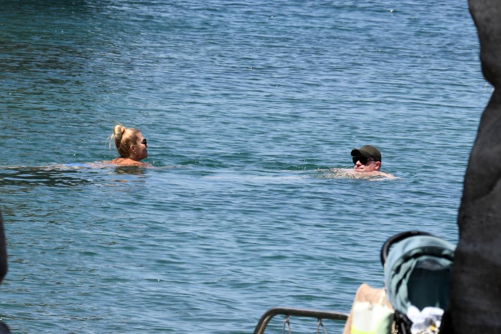 Brendan Fraser and Jeanne Moore at beach