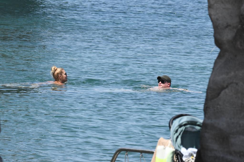 Brendan Fraser and Jeanne Moore at beach