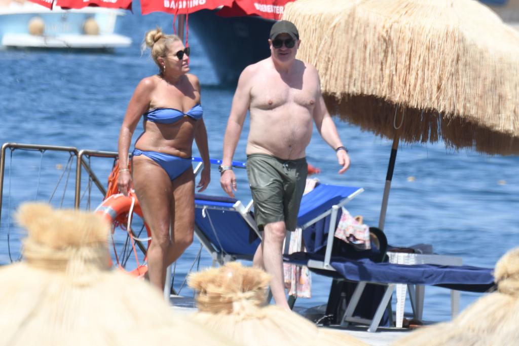 Brendan Fraser and Jeanne Moore at beach