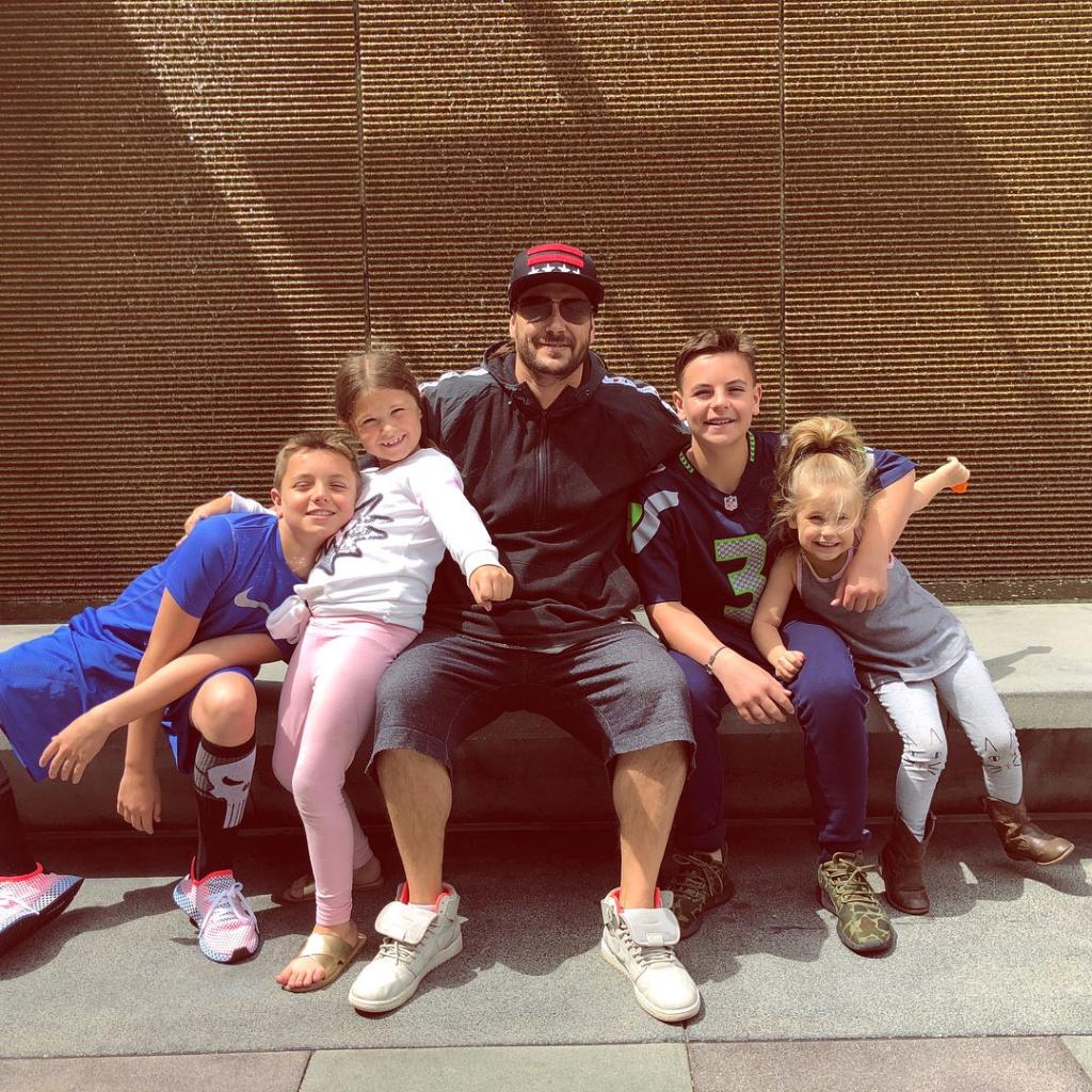 Kevin Federline posing with his kids.