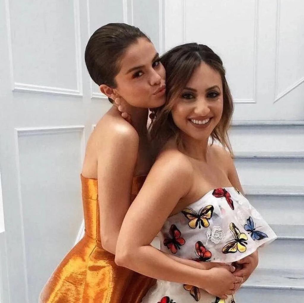 Selena Gomez hugging Francia Raísa.