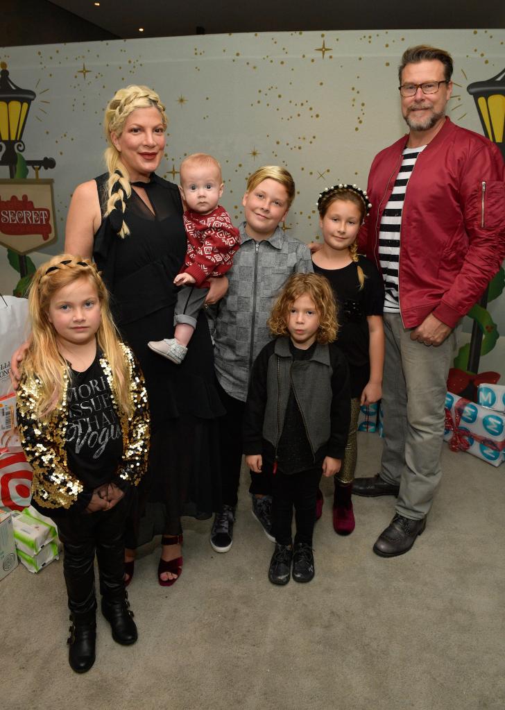 Tori Spelling and Dean McDermott with their five kids