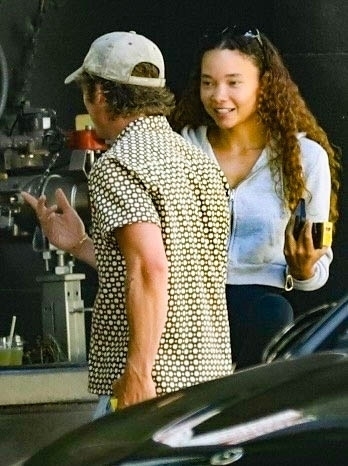 Jeremy Allen White chatting with Ashley Moore.