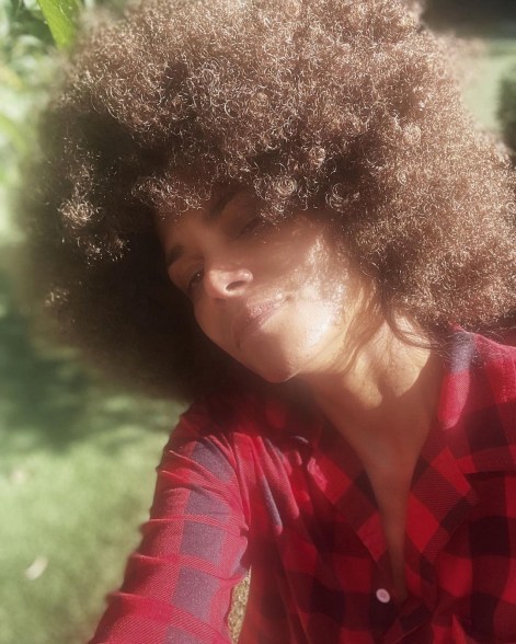 halle berry selfie afro