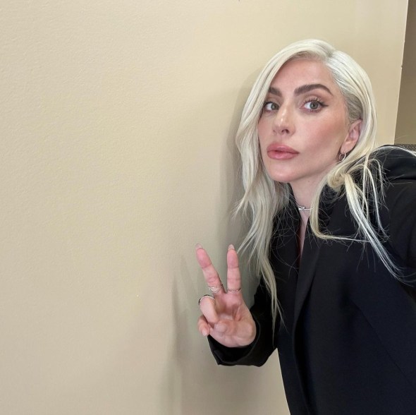 lady gaga giving a peace sign