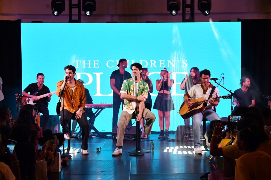 the jonas brothers performing
