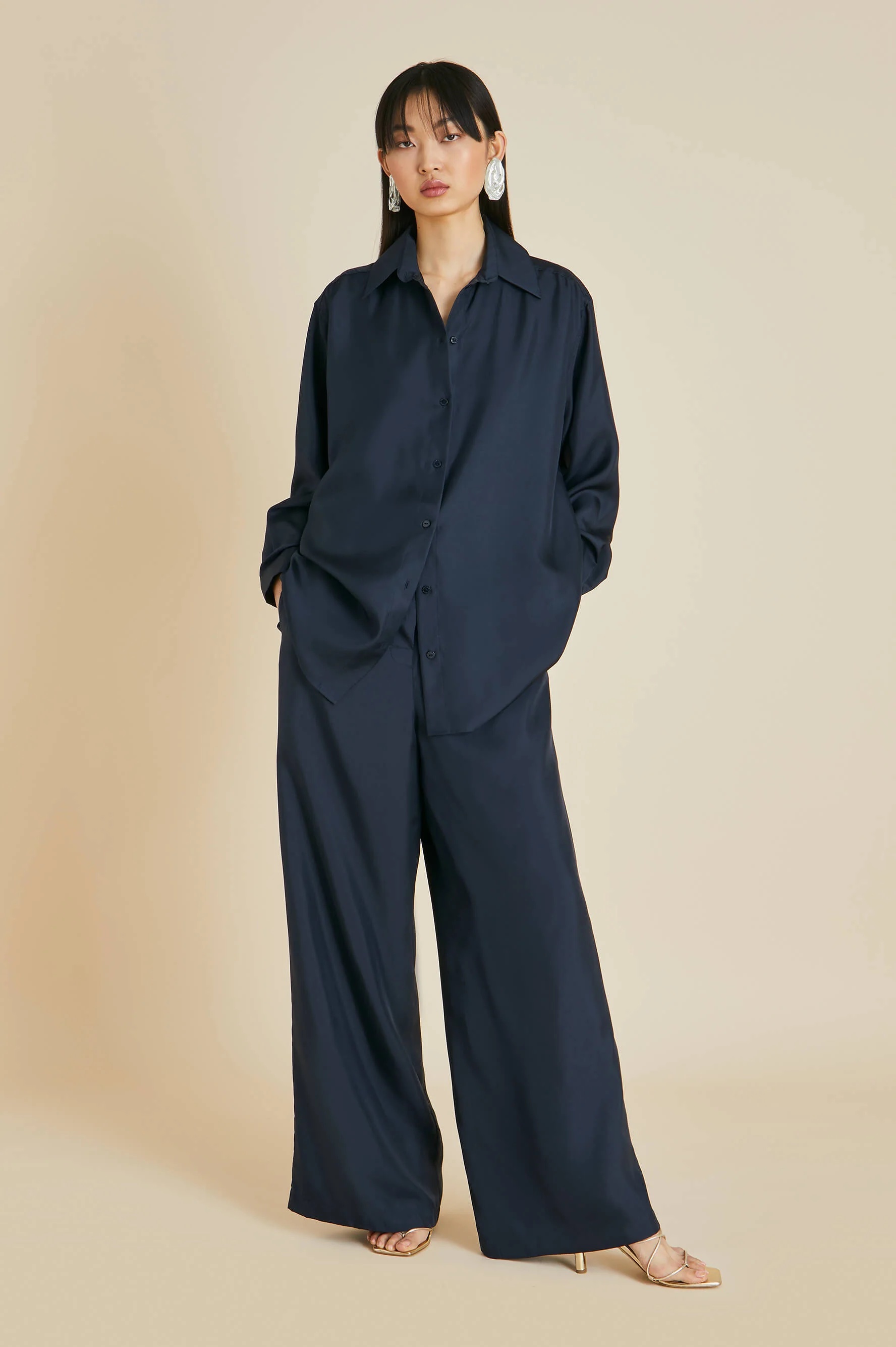 A model in navy pajamas