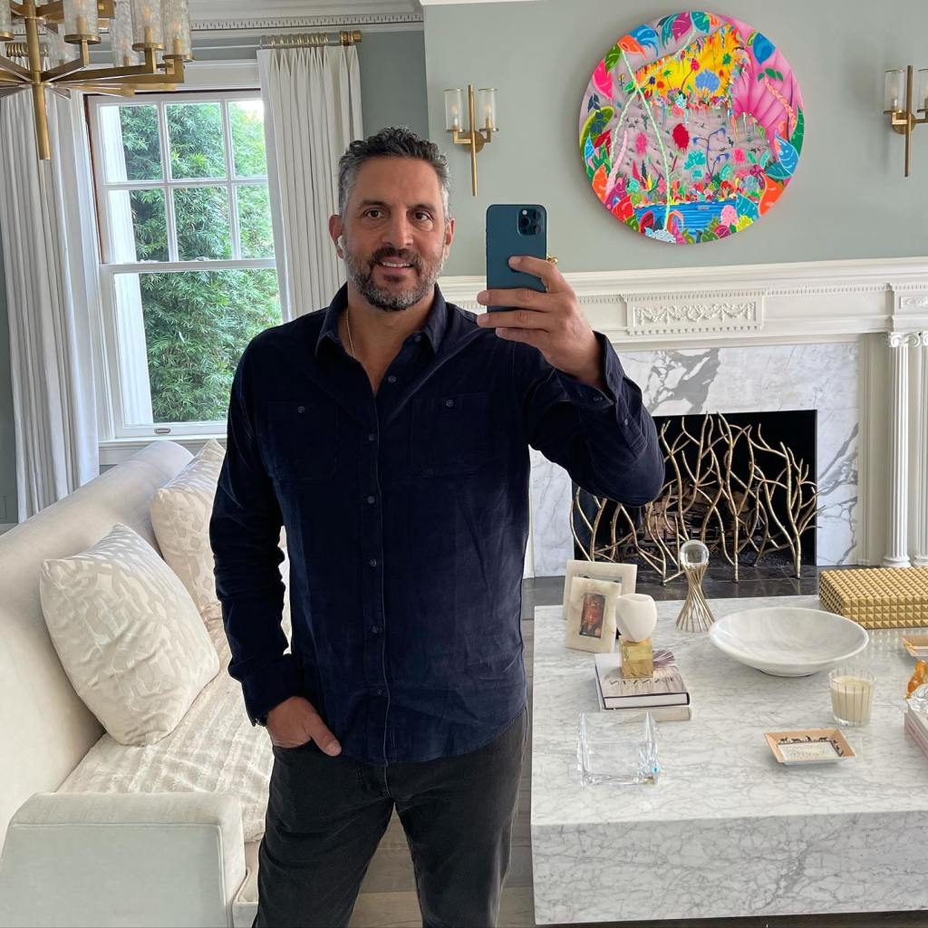 mauricio umansky taking a mirror selfie