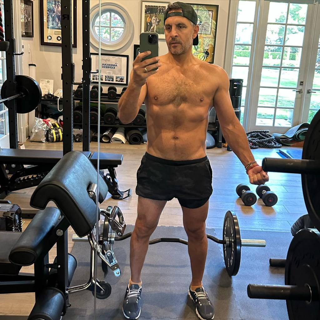 shirtless mauricio umanksy taking a selfie in the gym