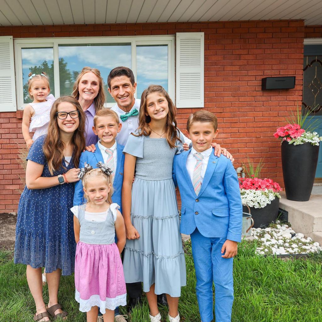 Ruby Franke and the rest of the Franke family posing for a photo.