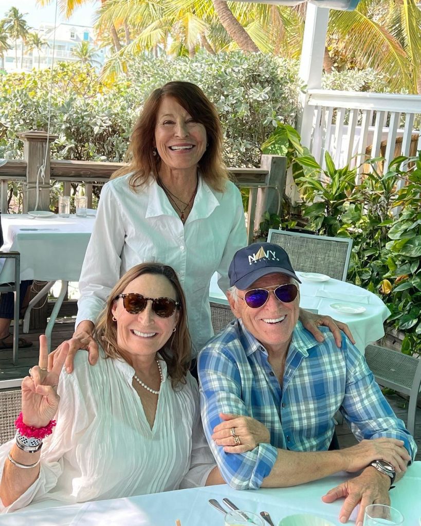 Jimmy Buffett with his sisters.