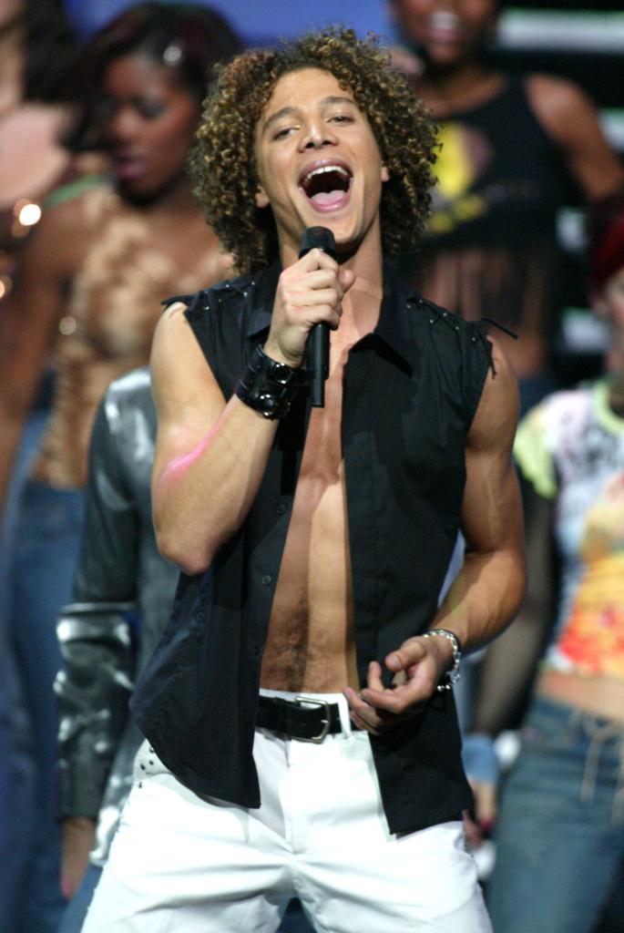 Justin Guarini singing in 2006.